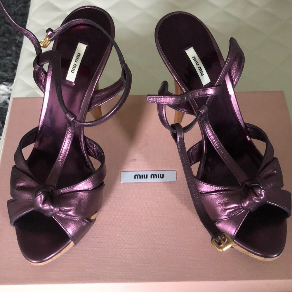 Beautiful metallic purple heels!